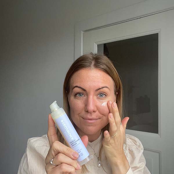 Kvinde smører DermaKnowlogy Face 51 Anti Blemish med salicylsyre på kinden